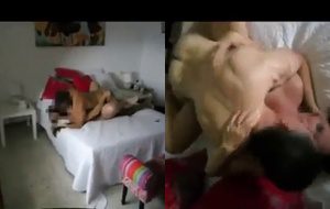 Amiga safada peladinha na cama acordando com carícias quentes