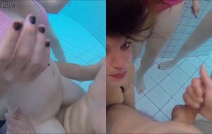 Amigas fogosas transando debaixo d’água com jardineiro em cena quente