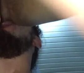 Amigo lambendo o cuzinho peludo do tarado antes de enfiar a rola