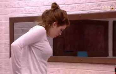 Ana Clara do BBB18 pagando peitinho de biquíni em cena quente