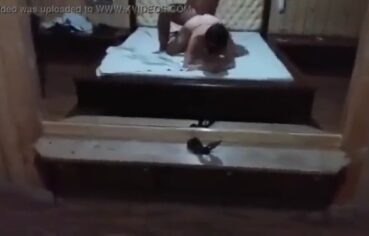 Ana clara safada rebolando gostoso no motel enquanto é filmada pelo espelho