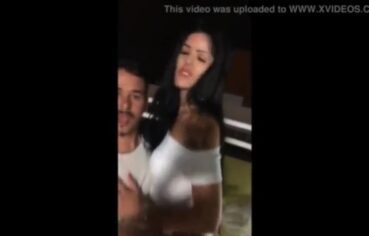 Atrizes gostosas se exibindo nos bastidores com putaria e ousadia