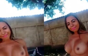Baianinha morena exibindo silicone novo enquanto manda salve no WhatsApp