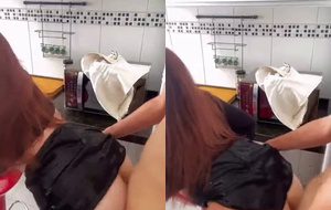Bia Pimentinha rebolando gostoso de mini saia e gemendo alto