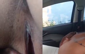 Bruna Santiny cavalgando gostoso no carro até levar leite na buceta