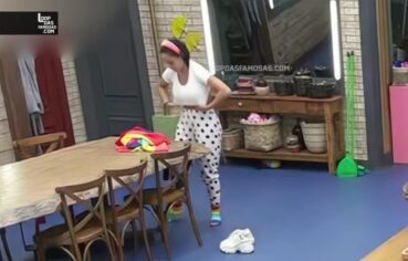 Camila Santos exibindo os peitões na fazenda 13