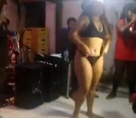 Carlinha ninfeta esfregando a buceta no palco sob aplausos