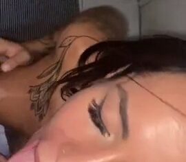 Carol tatuada peituda chupando gostoso e engolindo tudo até o fim