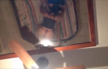 Casal safado fazendo 69 no motel e filmando cada momento no espelho