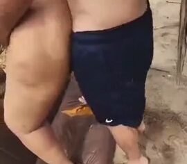 Corninho assistindo a esposa safada sendo comida na praia