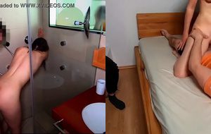 Corno manso assistindo a esposa recebendo rola de outro macho em uma cena de putaria