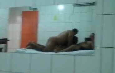 Corno manso chama amigo pra foder a esposa e grava ménage quente