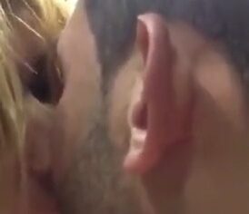 Coroa safada mamando gostoso no jovem amante enquanto o corno grava no motel