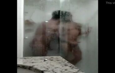 Dois mineiros sarados fudendo gostoso no chuveiro e gravando anal gay