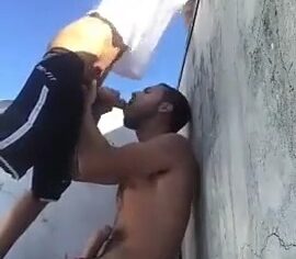 Dois tarados chupando gostoso na laje e gemendo alto
