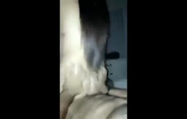 Duas amigas safadas bebendo e fudendo gostoso na cama depois da faculdade
