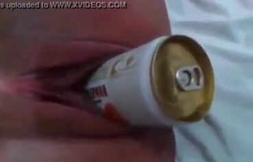 Esposa bucetuda cuspindo cerveja pela buceta enquanto o marido fode gostoso
