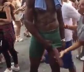Esposa sapeca segurando a piroca do negão no carnaval enquanto o marido assiste