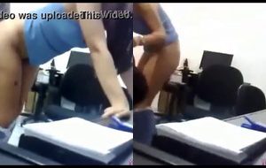 Estudante fogosa dando a buceta rosada para o professor na sala de aula
