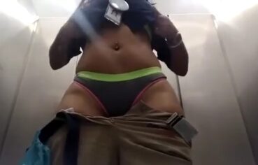 Gata rabuda exibindo o corpo no provador e gravando vídeo para o namorado