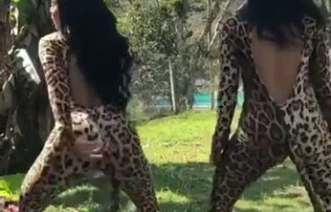 Gêmeas safadas rebolando gostoso de roupa de oncinha exibindo o rabo