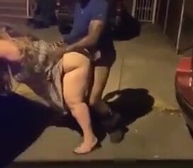 Gordinha safada dando pra um negão no meio da rua enquanto a galera filma