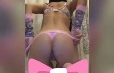 Gostosa exibicionista mostrando a buceta carnuda na webcam para seguidores