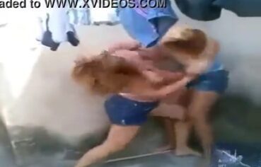 Gostosas brigando com tesão e terminando na suruba