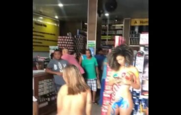 Gostosas pintadas de tinta se exibindo na loja de materiais