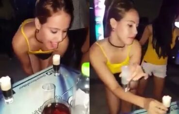 Gostosas taradas lambendo chantili e chupando copo como piroca