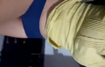 Jéssica ninfeta moreninha exibindo a buceta depilada em vídeo caseiro