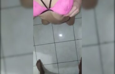 Karen de quatro na cozinha engolindo a rola do negão com vontade