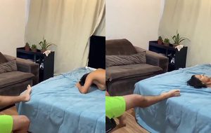 Kel Abate cavalgando forte com seu parceiro enquanto fã sortudo assiste de perto