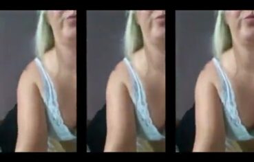 Loira cavala se exibindo pelada e se masturbando com consolo em vídeo caseiro