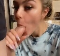 Loira novinha chupando gostoso na varanda e engolindo toda a porra