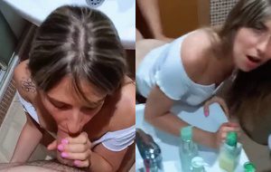 Loira novinha sentando forte no pau do titio no banheiro até gemer de prazer