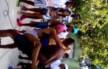 Loira safada esfregando a buceta na cara do negão no Carnaval de Salvador