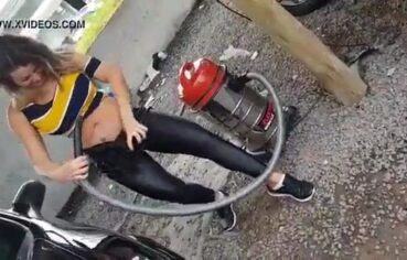 Loira safada usando aspirador nos peitos e buceta enquanto é filmada
