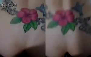Loira tatuada empinando forte de quatro enquanto é comida com vontade