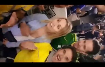 Loirinha gata sendo comida por brasileiros na Rússia enquanto não entende o que falam