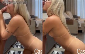 Loirinha rabuda chupando com tesão o amigo do marido até engolir toda porra