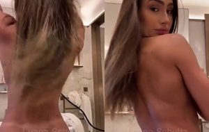 Luana Schultz pelada exibindo o silicone e rebolando a raba gostosa no banheiro