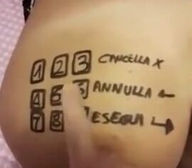 Malandro enfiando o cartão na xereca da puta até ela cuspir dinheiro
