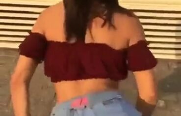 Marcela ninfeta rebolando com shortinho enfiado no cu até o chão
