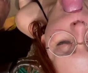 Maria Eduarda chupando com tesão até engolir todo o leitinho quente