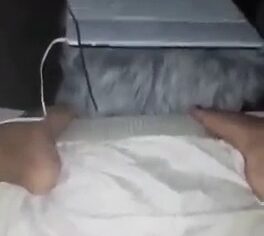 Marlene safada se deliciando com vídeo pornô enquanto se masturba gostoso