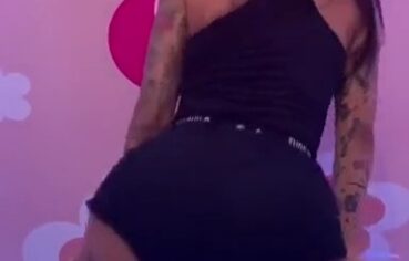 Mc Marcelly rebolando no pau ao som do funk e gemendo alto