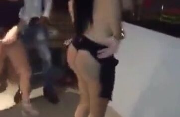 Morena espetacular peladinha dançando bêbada no churrasco