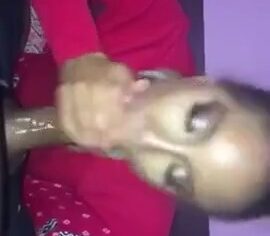 Morena gata chupando a rola até o talo e lambuzando de saliva