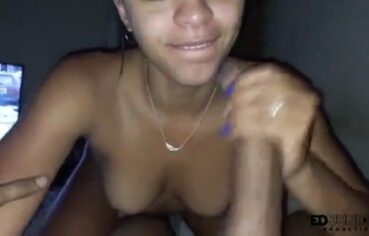 Morena gostosa chupando com vontade e quicando no pau até gozar